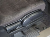 ◆シートハイトアジャスター◆運転席を上下に高さ調節ができます!運転ポジションを体格に合わせてシート調整できます。
