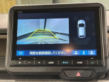 リバースギアに入れるだけで後方の表示へ切り替わります。夜間や雨の日の駐車も楽になりますよ。