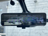 【デジタルインナーミラー】車両後方カメラの映像をミラーに映すことが出来ます。 そのため、後席に人や荷物があって後方が見えづらい場合でもしっかり視界を確保することが出来ます。