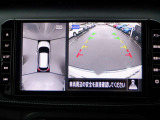 【インテリジェントアラウンドビュ-モニタ-】駐車中のクルマを、上空から見下ろしているかのような映像にして表示します。ひと目で周囲の状況がわかるため、スムースに駐車できます。