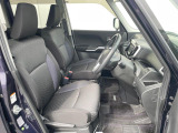 運転席まわりには十分なスペースがあり、大柄な方でもゆったり運転していただける環境です。