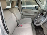 運転席まわりです。実際に座ってみて、乗り心地を体験してみてください,視界も良好です