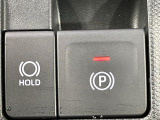 【電動パーキングブレーキ】パーキングブレーキは便利な電動式!ボタン一つで操作でき、アクセルを踏めば自動で解除されます♪レバーやペダルが無いので運転席廻りもすっきりしますね♪
