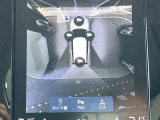 【360&deg;ビューカメラ】4台の高解像度カメラで360度の鳥瞰図を表示。隣の車や壁、死角にある障害物などを画面で確認できるため、狭いスペースでの駐車・出入りも安心です。
