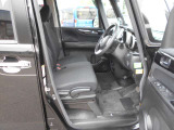 体が沈み込まないちょうどいい固さのシートなので、長時間の運転も疲れづらいんですよ♪足元もすっきりと広いです!