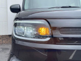 【LEDヘッドライト】悪天候や夜間走行時も良好な視界を確保し安心して運転できる高輝度LEDヘッドライトを装備!点灯速度が早く、消費電力も抑えられています。