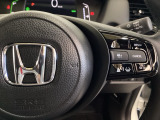 ハンドルにHondaセンシング系のクルーズコントロールやレーンキープアシストなどのスイッチが装備されています。ハンドルから手を離さず安全に操作できます。