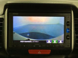 ギヤをR(バック)に入れるとナビの画面に後ろの映像が映るリアカメラ付です。後退時、コンディションが悪い視界でもカラーバックモニターがドライバーをサポートします。
