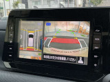 まるで真上から見ているような、視認性の良いアラウンドビューモニターです。駐車が苦手な方でもこれでらくらく駐車できますよ。