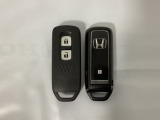 スマートキーを装備しています。鍵を差し込むことなくドアロックの開け閉めと、スタートボタン操作でのエンジンスタートができます。スペアキーも同じものを用意しております。