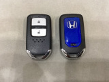 スマートキーを装備しています。鍵を差し込むことなくドアロックの開け閉めと、スタートボタン操作でのエンジンスタートができます。スペアキーも同じものを用意しております。