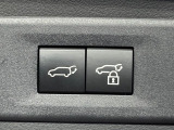 【パワーバックドア】スマートキーや運転席のボタンを押すだけでリアゲートが自動で開閉します!荷物を持っている時や、高い位置にあるバックドアを閉める際に便利な機能です♪