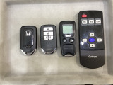スマートキー付きですからドアロックの開閉およびエンジンスタートが楽々です。電動スライドドアの開け閉めもボタンで操作できます。加えて、純正リモコンエンジンスターター用の操作キーもついています。