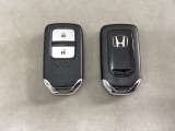 スマートキーを装備しています。鍵を差し込むことなくドアロックの開け閉めと、スタートボタン操作でのエンジンスタートができます。スペアキーも同じものを用意しております。