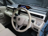 別角度からの運転席の画像です。ドリンクホルダーは重宝しますね♪