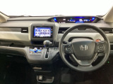 車内は光触媒抗菌消臭施工済です。インパネ周りはスタイリッシュなデザインです。グローブボックスやカップホルダーのほかにトレーなどたくさんの収納スペースが付いています。