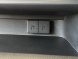 助手席前には横長のトレーがついています。充電可能なUSB端子がついていますので、トレーにスマートフォンを置いて移動中でも充電できるので便利です。