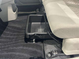 座席下収納付き。