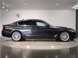 ☆BMWの前後重量配分50:50はエンジン自体をフロントタイヤよりも後ろにずらし、通常はエンジンルーム内に搭載される重量物であるバッテリーをトランクに移動させるなどして実現されています☆