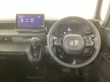 【ハンドル】運転にかかわる様々な操作を安全に行えるように視点移動が少なく操作性に配慮されたスイッチ類が凝縮されたコックピットです。