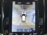 【360&deg;ビューカメラ】4台の高解像度カメラで360度の鳥瞰図を表示。隣の車や壁、死角にある障害物などを画面で確認できるため、狭いスペースでの駐車・出入りも安心です。