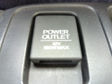 【POWEROUTLET】12V電源ソケットを設置しております。周辺機器の充電にご利用頂けます。
