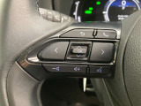運転中、オーディオの操作をしてて、ハッとしたことはありませんか?ステアリングスイッチは、運転中でもハンドルでオーディオの操作が可能です。安全なドライブをサポートします。