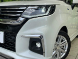 【LEDヘッドライト】悪天候や夜間走行時も良好な視界を確保し安心して運転できる高輝度LEDヘッドライトを装備!点灯速度が早く、消費電力も抑えられています。