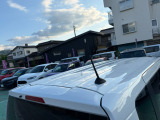目立つキズ凹み等はありませんが、中古車という商品の特性ルーフには子キズや塗装しみがあります