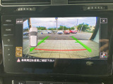 ギアをリバースに入れると車両後方の映像を映し出します。画面にはガイドラインが表示され、車庫入れや縦列駐車などの際に安全確認をサポートします。