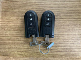 【スマートキー】 スマートキーを携帯していれば、ドアハンドルのボタンを押してロックの解除ができ、パワースライドドアもワンタッチで開閉できます。