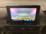 【バックカメラ】運転が苦手な方も車庫入れラクラクです!ギアをリバースに入れれば自動的に切り換わりますので、面倒な操作は不要です♪狭い駐車場もお車を傷つけず安心ですね!