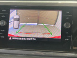 ギアをリバースに入れると車両後方の映像を映し出します。画面にはガイドラインが表示され、車庫入れや縦列駐車などの際に安全確認をサポートします。