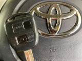 【キーレス】少し離れた場所からでもボタン一つでドアの開錠・施錠ができるのでとっても便利!ドアの鍵穴周りに傷をつけることもありません♪
