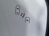 【ブラインドスポットモニター】走行中、ドアミラーの死角になりやすい箇所に後続車が接近するとサイドミラーのレンズに警告を表示!ドライバーに注意喚起をしてくれます。