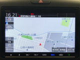 ダッシュボードに自然に溶け込むようにデザインされた純正メモリーナビゲーション。