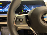 【ドライバーコックピット】人間工学に基づきドライバー中心にすべての操作パネルを設計。ドライバーが直感的に操作できる様にドライバー側にわずかに傾斜。常に運転に最適な姿勢/視線を保つ事が出来ます!