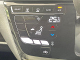 【オートエアコン】一度お好みの温度に設定すれば、車内の温度を検知し風量や温度を自動で調整。暑い&hellip;寒い&hellip;と何度もスイッチ操作をする必要はありません。快適な車内空間には必須の機能ですね♪