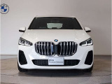 【キドニーグリル】BMWは約90年もの間、ほぼ全ての車両にひと目でBMWだと分かるこの特徴的なフロントグリルが備えられ、デザイン・アイコンとして親しまれてきました。