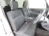 フロントシートはゆったりとしていて開放感があるベンチシートです。車内の移動も楽々です!狭い場所や駐車場で片側をギリギリに停めた際には便利ですよ!