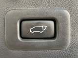 【パワーバックドア】スマートキーや運転席のボタンを押すだけでリアゲートが自動で開閉します!荷物を持っている時や、高い位置にあるバックドアを閉める際に便利な機能です♪