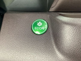 ECON モードをON にするとアクセルペダルの動きに対するエンジンの反応とエアコンの制御を切り換えることで、燃費のいい運転をするドライバーがペダルを踏んだ時と同じようにエンジンを制御します。
