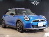 MINIのフロントグリルのデザインはイギリスで生まれた当初から、シルバーのサイドバーが折り重なった伝統的なデザインで御座います。その伝統はBMWのお車になってからでも少しずつ形を変えて守られております