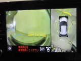 パノラミックビューモニター付きです。車両を上から見たような映像をディスプレイオーディオ画面に表示。運転席からの目視だけでは見にくい、車両周辺の状況をリアルタイムでしっかり確認できます。