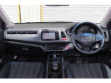 運転時の視界周辺の見やすい位置にメーターやディスプレーオーディオをレイアウト。スイッチ類は自然に手が届く位置に配置され、視線や動作の流れを断ち切らない、ストレスフリーの運転動作を可能にします。