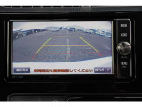 【バックモニター】 後退時に車両の後ろ側を表示します。車庫入れなどでバックする際に安心です。