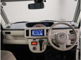 デザインもよく、居心地のよい運転席ですね。分かりやすいスイッチ類ですから操作もしやすく運転をサポートします。ぜひご来店いただき、実際にお座りいただいてステアリングを握ってみてください!