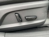 運転席パワーシート完備です。シート調節もスムーズにできますよ。