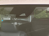 【エマージェンシーブレーキ】走行中に前方の車両等を認識し、衝突しそうな時は警報とブレーキで衝突回避と被害軽減をアシスト。より安全にドライブをお楽しみいただけます。