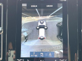 【360&deg;ビューカメラ】4台の高解像度カメラで360度の鳥瞰図を表示。隣の車や壁、死角にある障害物などを画面で確認できるため、狭いスペースでの駐車・出入りも安心です。